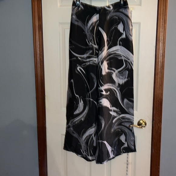 New-Athleta-M-black&white-cloud print-calm, cool, wide leg, lounge pajama pant. - Picture 4 of 14